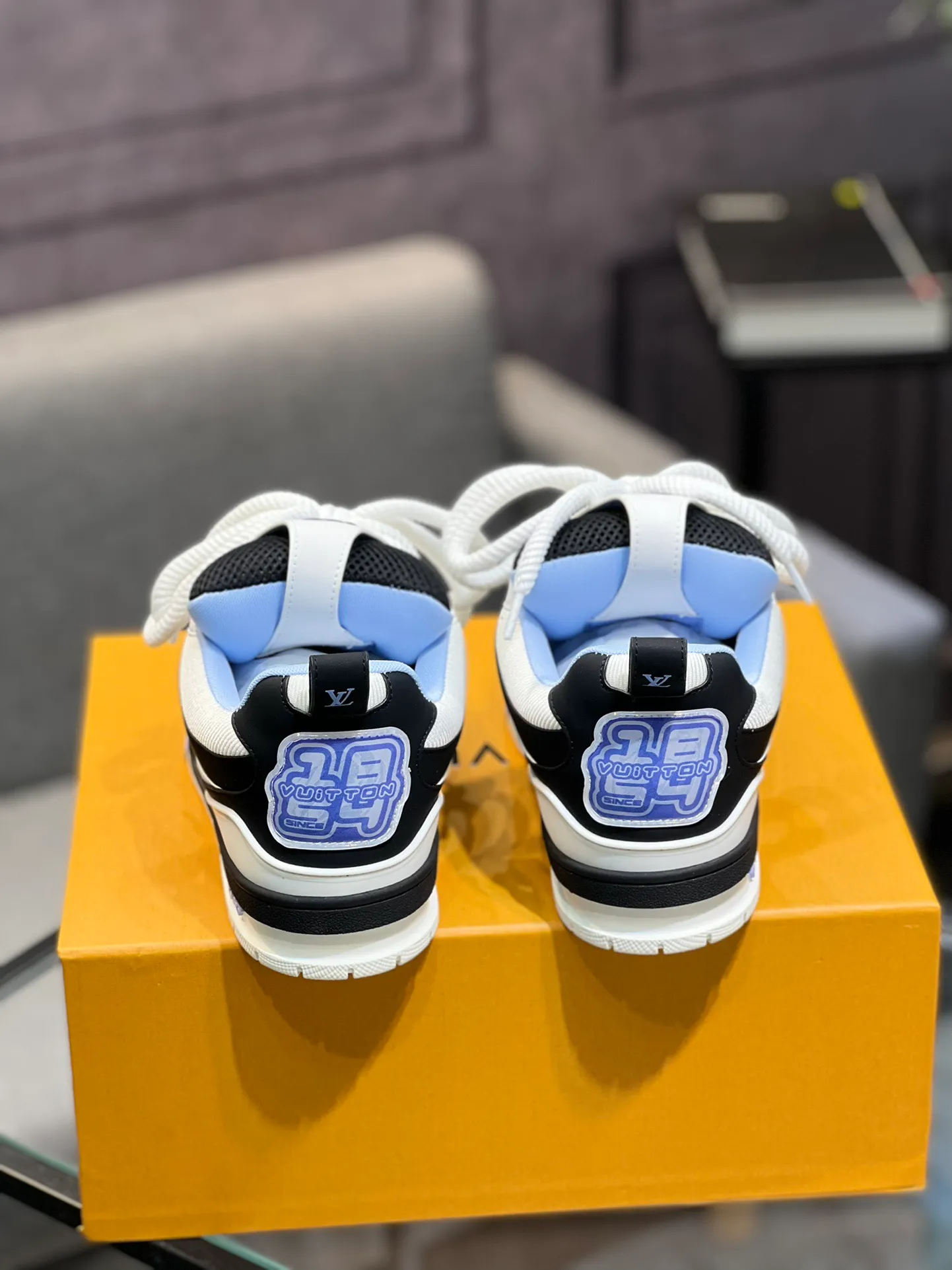 Men's men's shoes💰800 LV top version new style purchasing quality LV~Louis Vuitton LV TRAINER's best-looking sneakers, donkey brand strongly promotes new products, official website limited edition retro basketball sneakers! Both high-top and low-top models spent money to purchase 1:1 accurate reproductions of the originals. The details are invincible and full of sincerity. The imported custom-made original cowhide leather is the same as the original package. The details are 100% restored. The private model customizes the original one-piece TPU outsole. It is different from other brands. Without the original version, this effect cannot be achieved!                Men's and women's models 35-40 39-45 (46 is custom-made and cannot be returned or exchanged)